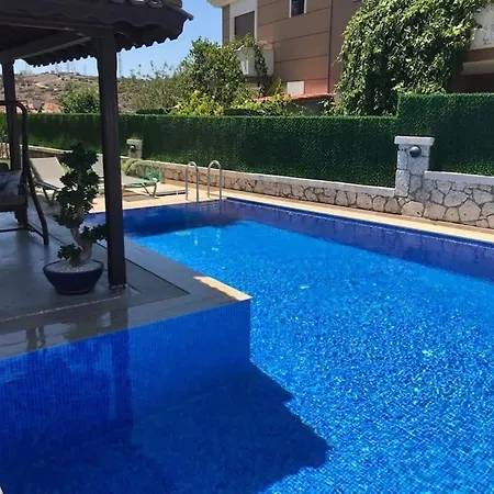 Havuzlu Ultra Lux Cesme Merkezde Altınyunus
